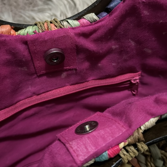 Gorgeous Woven Bag-Dyed Natural Fibers-Wooden Handles-Snap Closure - Picture 11 of 15